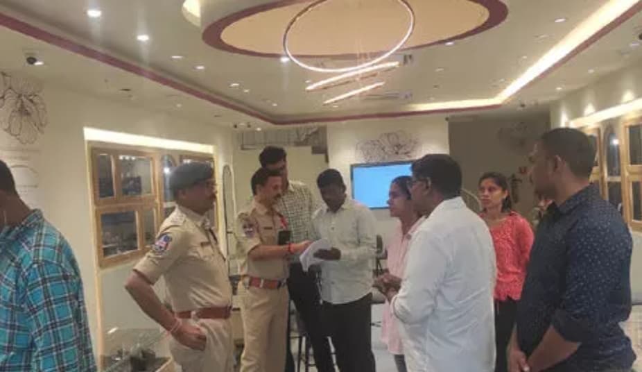మేడిపల్లిలో గోల్డ్, డైమండ్స్ షాపులో భారీ చోరీ