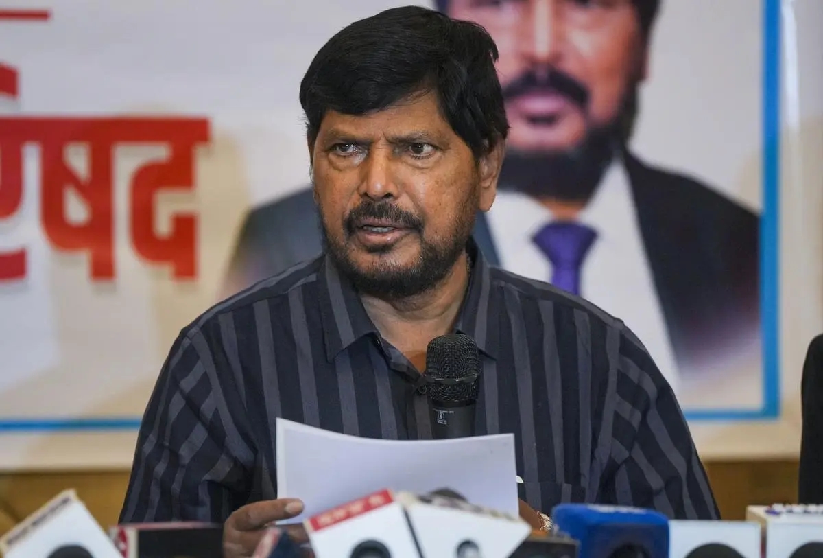 రిజర్వేషన్ల రద్దు కోరేవారిపై దేశద్రోహం కేసులు పెట్టాలి: కేంద్ర మంత్రి రామ్దాస్ అథవాలే